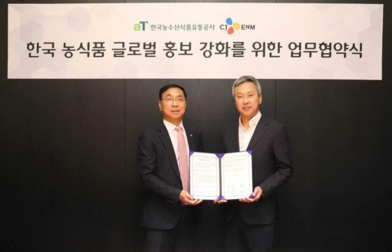 CJ ENM이 한국농수산식품유통공사(aT)와 업무 협약을 체결했다고 18일 밝혔다. 사진은 신현곤 aT 식품수출이사(왼쪽)와 이성학 CJ ENM 콘텐츠솔루션총괄의 모습. /사진=CJ ENM