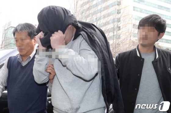 '청담동 주식부자' 이희진씨의 부모 살해 용의자 김모(34)씨가 18일 오전 경기도 안양 동안경찰서에서 조사를 받기위해 이동하고 있다./사진=뉴스1