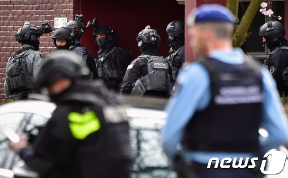 네덜란드 경찰이 18알(현지시간) 총격사건이 벌어진 위트레흐트시에 출동해 조사를 벌이고 있다. © AFP=뉴스1