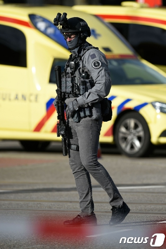 [사진] 네덜란드 총격현장 순찰하는 중무장 경찰