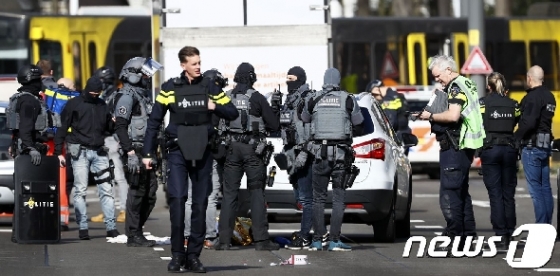 [사진] 네덜란드 총격사건 현장 출동하는 경찰들