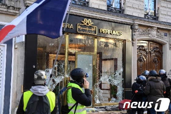 지난 16일(현지시간) 노란조끼 시위대에 의해 파괴된 프랑스 파리 시내 고급 상점. © AFP=뉴스1