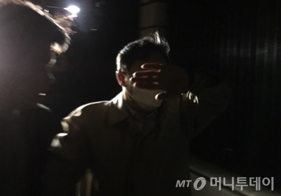 서울지방경찰청 광역수사대는 15일 '승리단톡방'의 인사로 지목된 A총경을 참고인 신분으로 소환조사했다. A총경은 이날 오후부터 밤 11시30분쯤까지 조사를 받고 귀가했다. /사진=김소영 기자