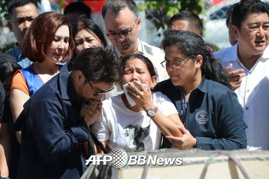지난해 2월16일 필리핀 가사도우미 조애너 데마펠리스의 언니 제시카(가운데)가 조애너의 시신이 마닐라 국제공항에 도착하자 오열하고 있다. /AFPBBNews=뉴스1
