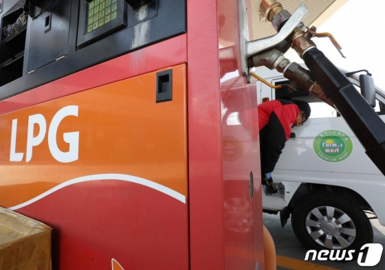 13일 오후 경기 고양시의 한 액화석유가스(LPG) 충전소에서 운전자들이 LPG를 충전하고 있다./사진=뉴스1