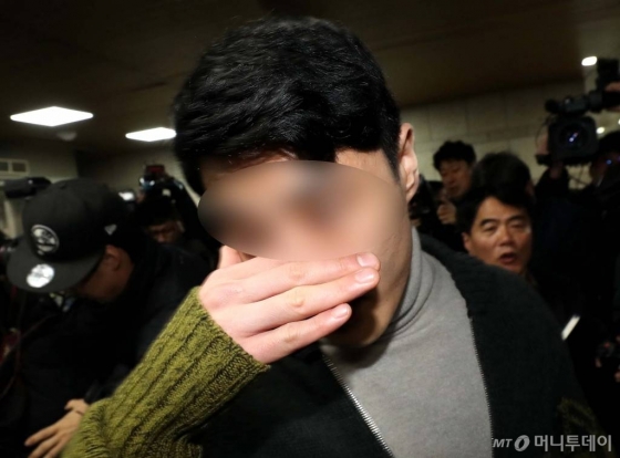 마약투약 및 의혹을 받는 버닝썬 클럽 이문호 대표가 19일 오전 서초동 서울중앙지방법원에서 열린 구속 전 피의자심문(영장실질심사)에 출석하고 있다. /사진=홍봉진 기자
