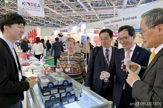 이병호 aT 사장이 지난 달 모스크바에서 열린 '2019 국제식품박람회(PROD EXPO)'에 참석해 수출기업들의 제품을 살펴보고 있다. /사진제공=aT