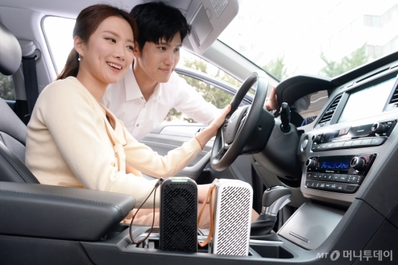운전자가 자동차에서 LG 퓨리케어 미니 공기청정기를 사용하고 있다./사진제공=LG전자<br>
