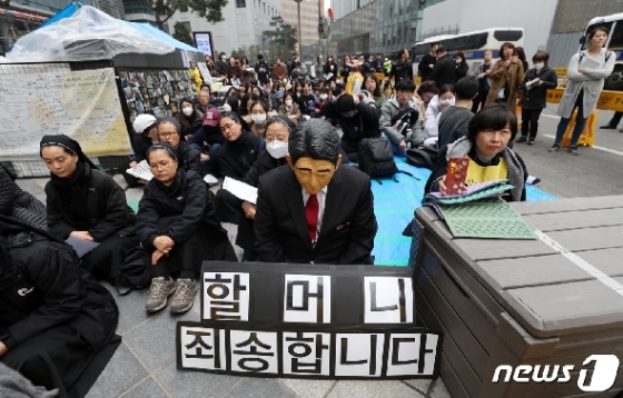 [사진] 아베 총리 가면 쓰고 수요시위 참가 '할머니 죄송합니다'