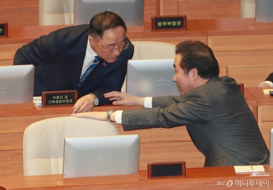 [사진]대화하는 이낙연 총리-홍남기 부총리