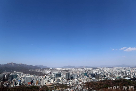 꽃샘추위가 찾아온 지난 13일 서울 남산에서 바라본 도심 위로 파란 하늘이 펼쳐져 있다./사진=이기범 기자 leekb@