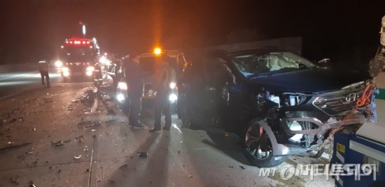 지난 22일 저녁 10시19분쯤 충청북도 영동군 황간면 경부고속도로 상행선(서울 방면) 225km 지점에서 3중 추돌 사고가 발생했다. /사진제공=충북도소방본부