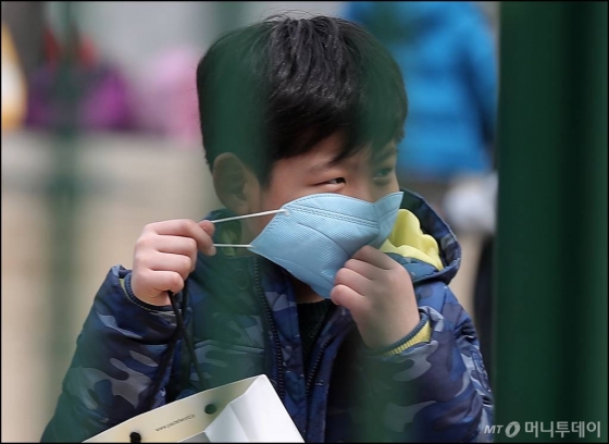 수도권 지역 미세먼지 비상저감조치가 닷새 째 이어지고 있는 5일 서울의 한 초등학교에서 아이들이 마스크를 쓰고 하교 하고 있다.