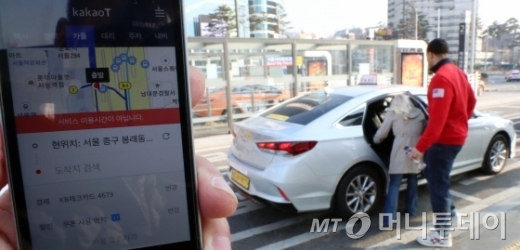 서울역 택시승강장에서 승객들이 택시에 오르고 있다./사진=머니투데이DB