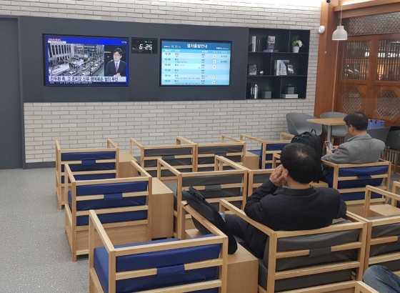 서울역 코레일 멤버십 라운지. 의자에 앉아 TV를 보면서 열차운행표시를 확인할 수 있다./사진=장시복 기자
