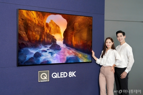 25일 삼성 디지털프라자 대치점(서울)에 전시된 '2019년형 QLED TV'/사진제공=삼성전자