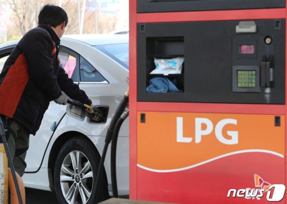 13일 오후 경기 고양시의 한 액화석유가수(LPG) 충전소에서 운전자들이 LPG를 충전하고 있다.  2019.3.13/사진=뉴스1 