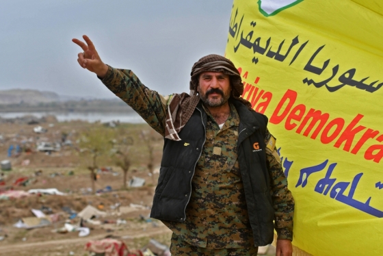 미군의 지원을 받는 쿠르드 주도 '시리아민주군(SDF)'의 한 전투원이 지난 24일 시리아 내 IS의 마지막 거점을 탈환한 뒤 승리의 포즈를 취하고 있다. /AFPBBNews=뉴스1