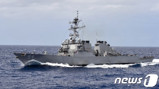지난해 10월 대만해협을 동과한 미 해군 함정. © AFP=뉴스1