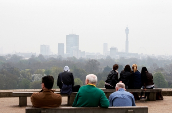 2014년 4월 3일 영국 런던의 프림로즈 언덕에서 시민들이 대기오염으로 뿌연 시내를 내려다보고 있다./AFPBBNews=뉴스1