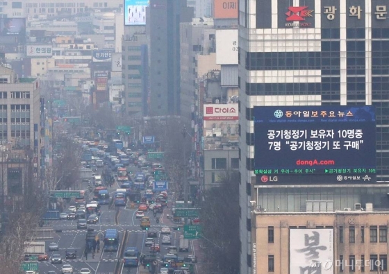  서울과 수도권 지역에 초미세먼지 농도가 나쁨 수준을 보이는 25일 오후 서울 종로일대가 미세먼지로 가득하다.