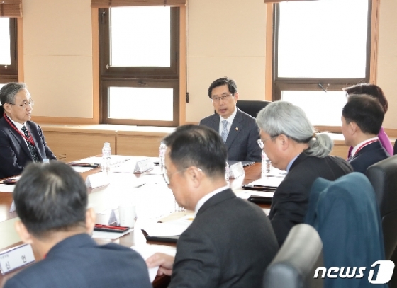 [사진] 국가정황정보 자문위원과 대화하는 박상기 장관