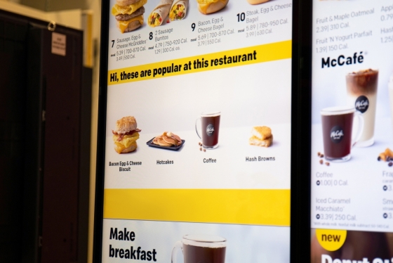 맥도날드 매장에 설치된 무인 주문기(키오스크)가 고객에 추가 메뉴를 추천하는 모습. /사진=맥도날드