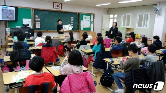 서울평생교육봉사단이 초등학교를 찾아 교육봉사를 하고 있는 모습.(서울시교육청 마포평생학습관 제공)© 뉴스1