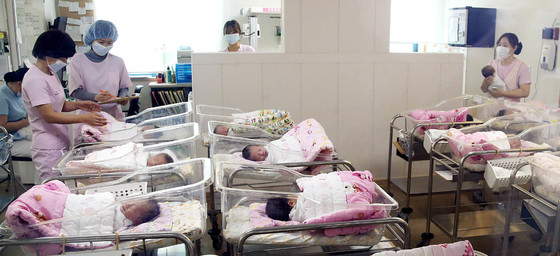 광주 북구보건소 직원들이 지역의 한 산부인과 신생아실에서 감염관리 등의 실태조사를 하고 있다.(광주 북구 제공)2017.12.19/뉴스1