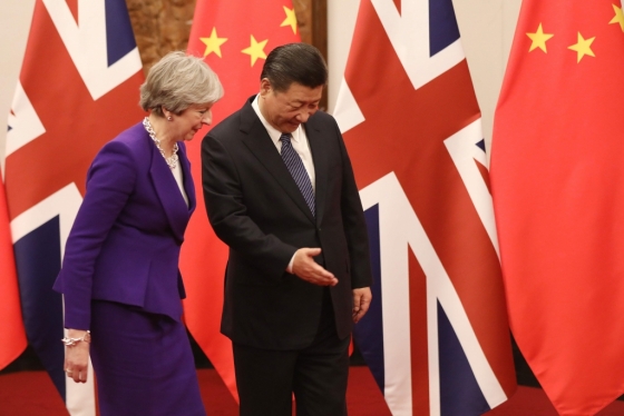 테리사 메이 영국 총리(왼쪽)와 시진핑 중국 국가 주석은 지난해 2월 1일 베이징에서 만나 브렉시트 이후 양국 간의 무역에 대해 논의했다. /AFPBBNews=뉴스1