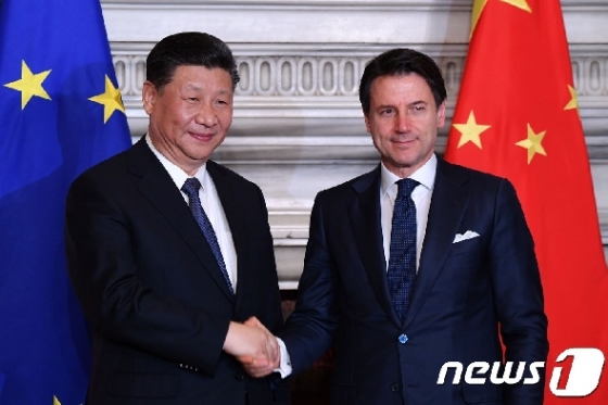 지난 23일 시진핑 중국 주석과 쥐세페 콘테 이탈리아 총리가 일대일로 MOU에 서명하고 악수하고 있다. © AFP=뉴스1