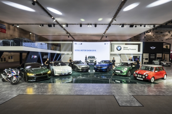 BMW 2019 서울모터쇼_주요 전시모델(왼쪽부터) BMW 뉴 S 1000 RR, 콘셉트 M8 그란 쿠페, i 비전 다이내믹스, 뉴 Z4, 뉴 X7, 뉴 3시리즈, MINI 60주년 에디션, 클래식 미니 일렉트릭/사진제공=BMW그룹코리아