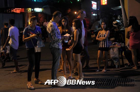 2014년 11월5일 필리핀 '성매매 관광지'로 유명한 앙헬레스 거리 풍경 /AFPBBNews=뉴스1