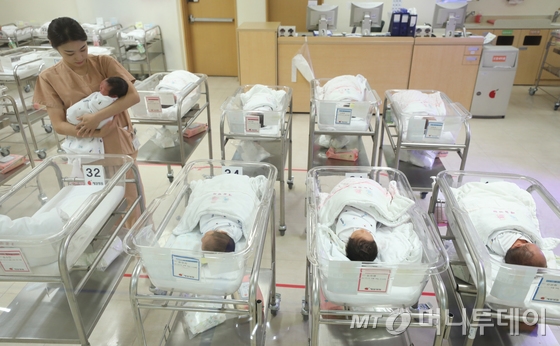  30일 오후 서울 중구 묵정동 제일병원 신생아실에서 간호사들이 신생아들을 돌보고 있다.통계청이 이날 발표한 '출생 통계'에 따르면 2016년 출생아 수는 40만6200명으로 전년보다 3만2200명(7.3%) 감소했다.여성 1명이 평생 낳을 것으로 예상되는 합계출산율은 1.17명으로 전년보다 0.07명(5.4%) 감소했다.전 세계적으로 출산율이 1.1명대로 떨어진 나라는 한국이 유일하며 경제협력개발기구(OECD) 회원국 중에서도 최하위를 기록했다. 2017.8.30/뉴스1  <저작권자 © 뉴스1코리아, 무단전재 및 재배포 금지>