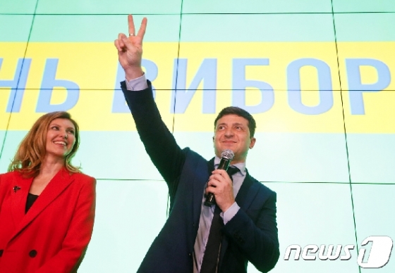 31일(현지시간) 치러진 우크라이나 대통령 선거 출구조사에서 볼로디미르 젤렌스키 후보가 30.6%를 얻어 1위를 달리고 있다. © 로이터=뉴스1