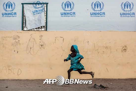 나이지리아 아다마와의 난민촌에서 한 소녀가 뛰어가고 있다. 소녀는 보코하람에게 마을이 점령당해 난민촌으로 왔다. /AFPBBNews=뉴스1