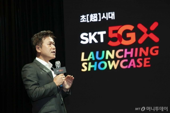SK텔레콤 박정호 CEO가 '5G 론칭 쇼케이스’에서 5G 상용화를 통한 '초시대' 개막을 선언했다./사진제공=SK텔레콤
