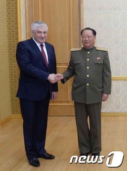 블라디미르 콜로콜체프 러시아 내무장관(왼쪽)이 2일 평양 만수대의사당에서 최부일 북한 인민보안상을 만나 악수하며 인사를 나누고 있다. (러시아 내무부) © 뉴스1