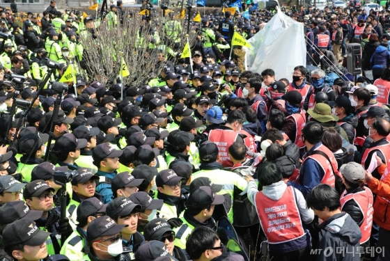 [사진]민주노총, 탄력근로제 확대 반대 시위...국회 담장 파손