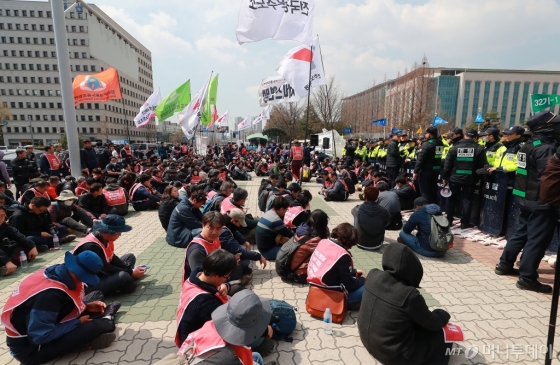 [사진]민주노총, '탄력근로제 확대 반대' 국회 앞 집회