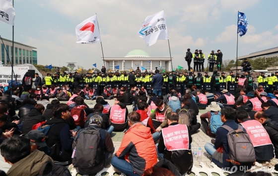 [사진]민주노총, '탄력근로제 확대 반대' 국회 앞 집회