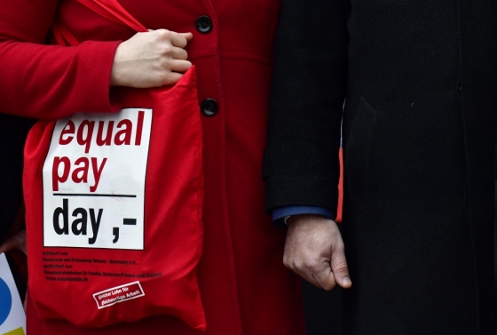 동일임금의 날, 여성들이 눈에 띄는 빨간색 옷을 입고 직장에 나와 임금 격차 문제에 대한 사회적 인식을 호소하고 있다. /AFPBBNews=뉴스1
