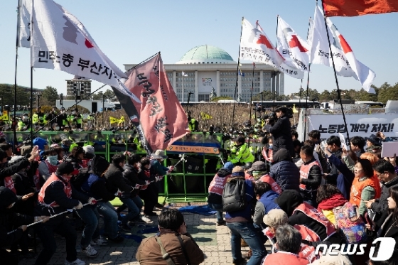[사진] 국회 앞 휘날리는 노동자들의 깃발