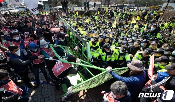 [사진] 뚫으려는 노동자들, 막으려는 경찰
