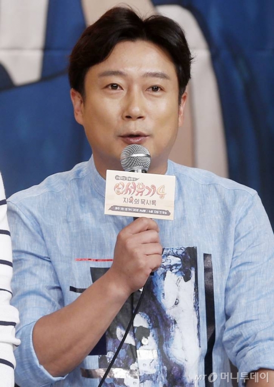 개그맨 이수근이 지난해 6월13일 오후 서울 영등포구 타임스퀘어 아모리스에서 진행된 tvN '신서유기4' 제작발표회에 참석해 질의응답을 하고 있다./사진=김휘선 기자