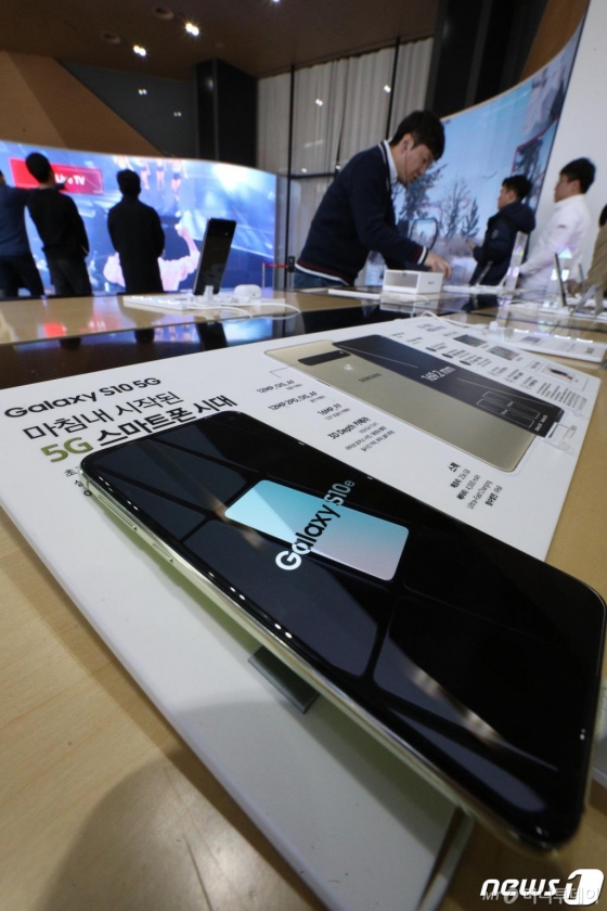 삼성전자 갤럭시S10 5G 모델 예약판매가 시작된 1일 서울 광화문 KT매장에서 시민들이 갤럭시 S10 모델을 살펴보고 있다. /사진=뉴스1