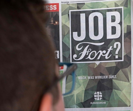 4일 포드 쾰른 공장 앞에 세워진 독일 연방군의 대형 광고판. /AFPBBNews=뉴스1 