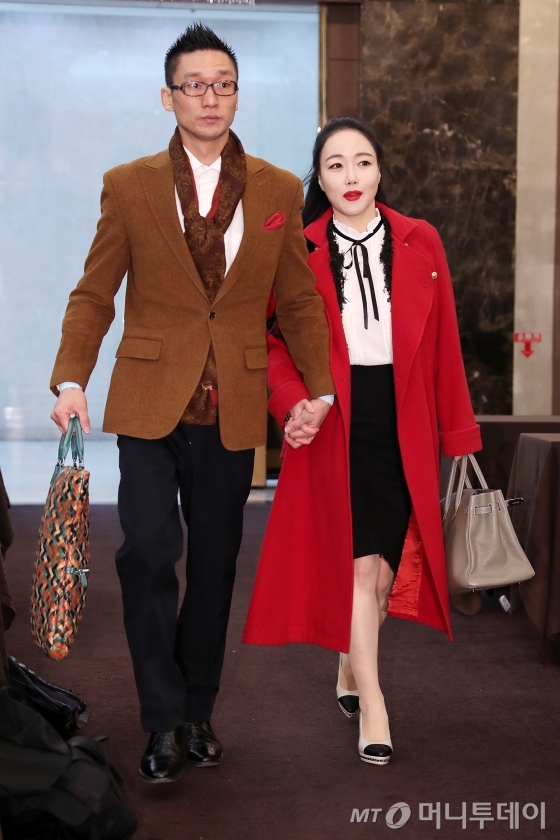 팝 아티스트 낸시랭(오른쪽), 왕진진(왼쪽) 당시 부부가 2017년 12월 30일 오후 서울 강남구의 한 호텔에서 남편 왕진진(가명, 본명 전준주)의 과거 이력과 논란에 대해 직접 해명하기 위한 긴급 기자회견을 열고 참석하고 있다.