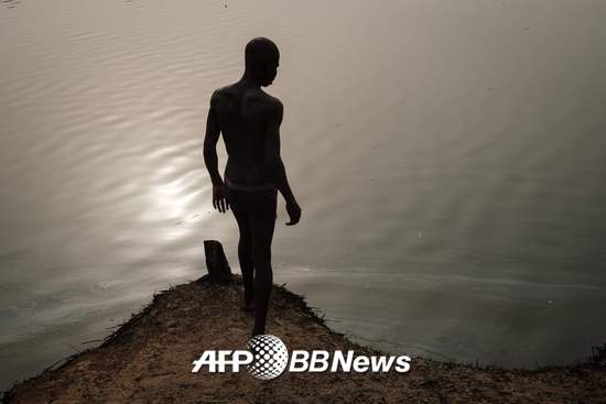 지난 2월19일 16살의 소년이 수영을 하기 위해 고이 크릭(Goi Creek)을 둘러보고 있다. 고이 크릭은 석유 유출로 황폐화된 지역인, 델타 니제르 근처에 위치한다. /AFPBBNews=뉴스1