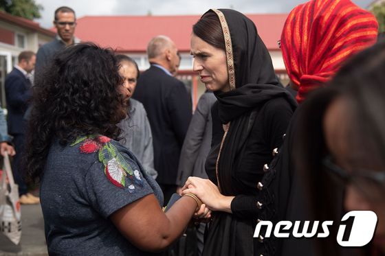 3월16일(현지시간) 뉴질랜드 크라이스트처치의 캔터베리 센터에서 49명이 숨진 이슬람사원 총격 테러 사건 유족들을 위로하는 저신다 아던 뉴질랜드 총리. 아던 총리는 히잡을 쓰고 무슬림들의 슬픔에 공감한다는 메시지를 전했다./사진=뉴스1